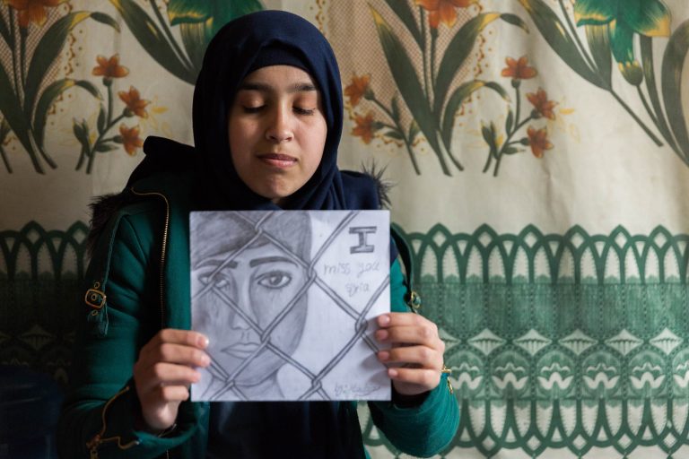 Una joven siria sostiene el dibujo que dice echar de menos a Siria 2 - Alberto Pla