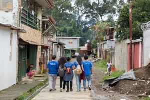 Un grupo de voluntarios costarricenses de la Fundación SOLCA visitan el barrio Sinaí en San José, Costa Rica, antes de la pandemia - Fotografía: Alberto Pla