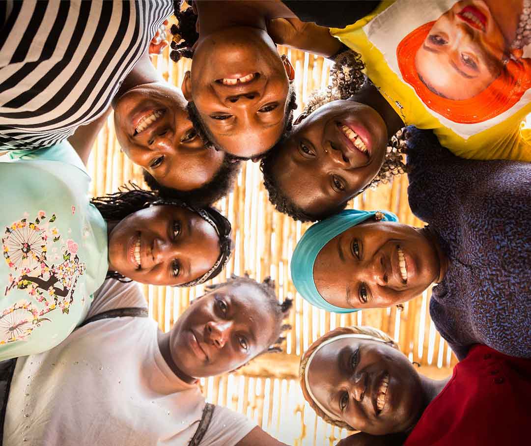 Fotografía de grupo en proyecto de cooperación social – Alberto Pla